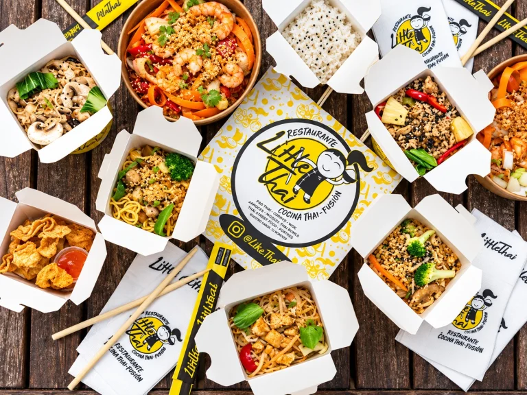 Platos de Little Thai dispuestos sobre una mesa